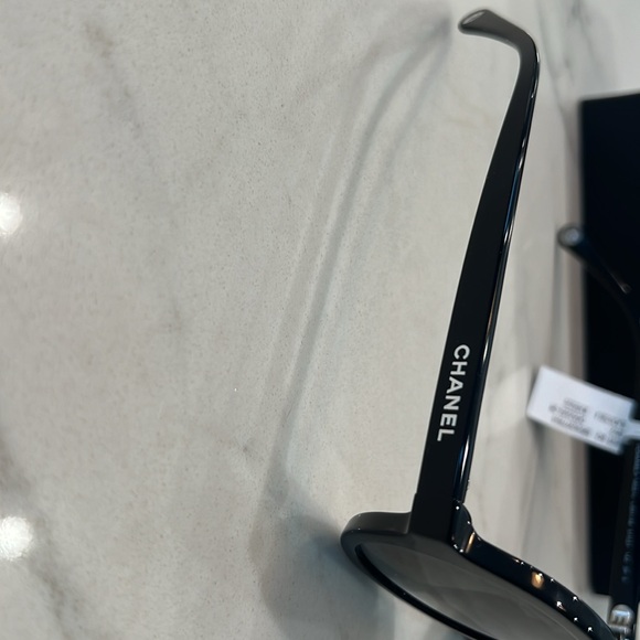 CHANEL POLARIZED SUNGLASSES - Picture 5 of 8